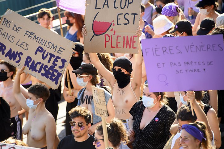 Les manifestantes ont brandi des pancartes contenant toutes sortes de messages, des plus simples aux plus provocants. © KEYSTONE/LAURENT GILLIERON