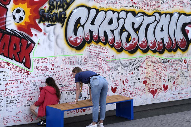 Les messages de soutien à Christian Eriksen foisonnent au Danemark. © KEYSTONE/AP/Martin Meissner