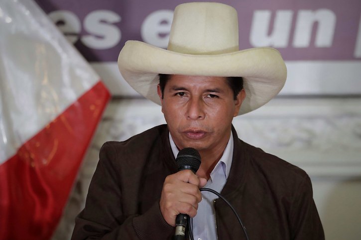 Pedro Castillo compte 45'000 voix d'avance sur sa rivale de droite Keiko Fujimori au terme du dépouillement. © KEYSTONE/EPA/Paolo Aguilar