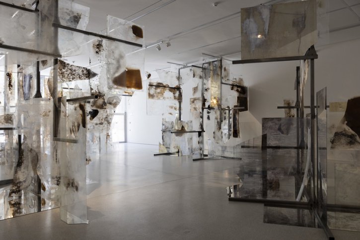 A l'Espace Projet, la plasticienne lausannoise Sandra Pelletier présente sa nouvelle installation "The Crystal Jaw", entièrement réalisée à partir de verre. © Keystone/CYRIL ZINGARO