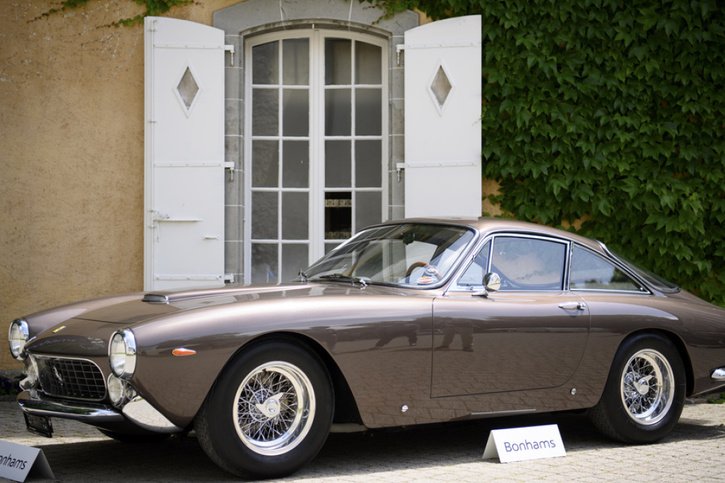 Parmi la cinquaine de véhicules proposés, Bonhams note aussi la présence d'une Ferrari 250 GT Lusso de 1963. Estimé entre 1,35 et 1,95 million de francs, ce modèle, dont il ne reste qu'une centaine d'exemplaires dans le monde, a notamment été rendu célèbre par l'acteur Steve McQueen. © Keystone/LAURENT GILLIERON