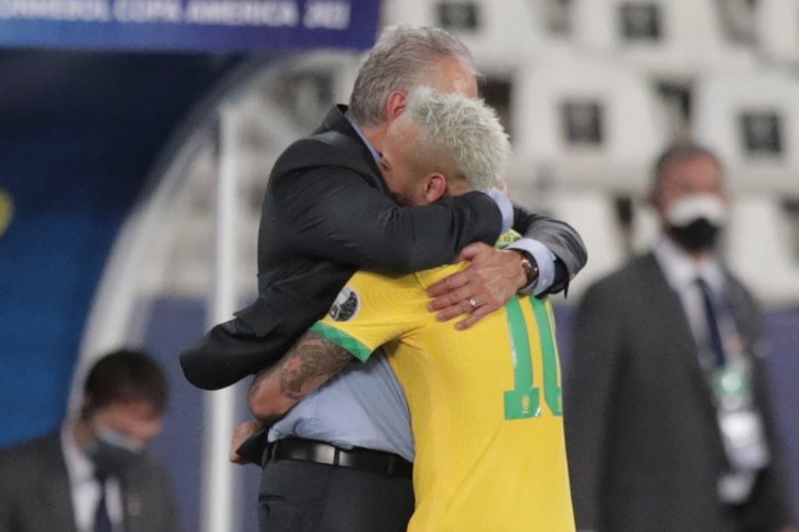 Neymar félicité par son sélectionneur Tite. © KEYSTONE/EPA/Antonio Lacerda