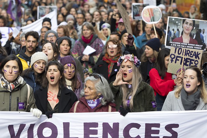Des femmes crient des slogans en marchant lors d'une manifestation contre les violences sexistes et sexuelles à Lausanne (archives). © KEYSTONE/LAURENT GILLIERON