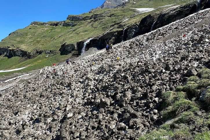 Les conditions météorologiques et de visibilité ainsi que le danger de nouvelles avalanches n'ont pas facilité les recherches des secouristes à Mauvoisin (VS) où une avalanche a emporté un randonneur il y a une semaine. © Police cantonale Valais