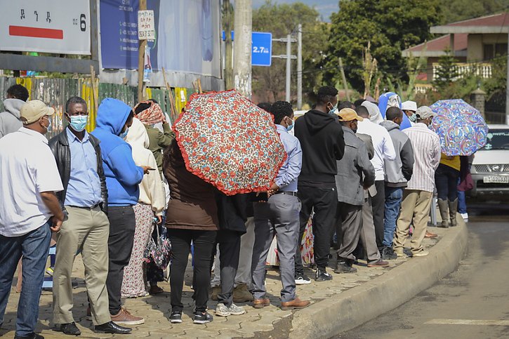 Dès le petit matin, les files d'attente devant les bureaux de vote étaient fournies, ici dans la capitale Addis Abeba. © KEYSTONE/EPA/STR