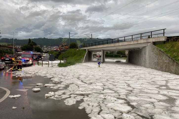 Plusieurs passages souterrains étaient sous l'eau lundi soir après le passage d'un orage de grêle en Suisse centrale. © Police zougoise