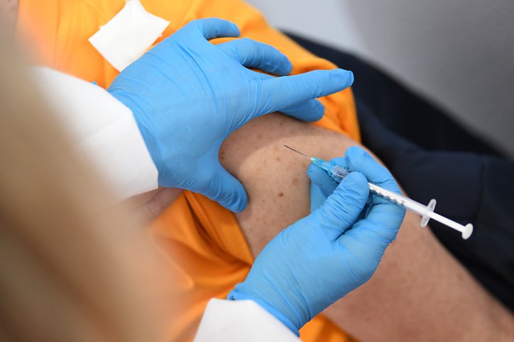 La vaccination contre le Covid-19 sera également gratuite pour les jeunes à partir de 12 ans (archives). © KEYSTONE/DPA/FELIX KÄSTLE