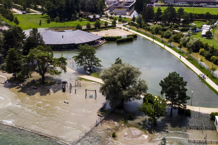 La plage d'Yverdon-les-Bains a été interdite d'accès après la montée du niveau du lac de Neuchâtel (archives). © KEYSTONE/LEANDRE DUGGAN