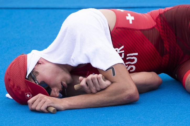 Max Studer était à bout de forces après le triathlon olympique © KEYSTONE/EPA/PETER KLAUNZER