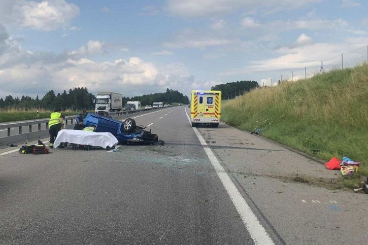 L'un des véhicules heurtés a fait une embardée sur l'autoroute A12. © Police cantonale fribourgeoise