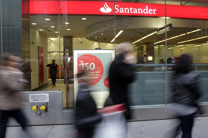 Banco Santander a vu son bénéfice semestriel  s'envoler de 172% en Europe et de 178% en Amérique du Nord, alors que le produit net bancaire a reculé de près d'un tiers. (archives) © KEYSTONE/AP/MARK LENNIHAN