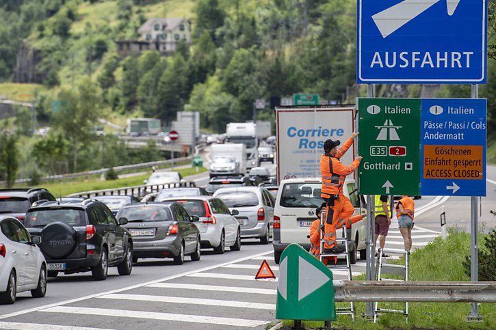 Comme chaque année à pareille époque, l'axe autoroutier du St-Gothard est pris d'assaut par les automobilistes de Suisse et d'Europe septentrionale. © KEYSTONE/URS FLUEELER