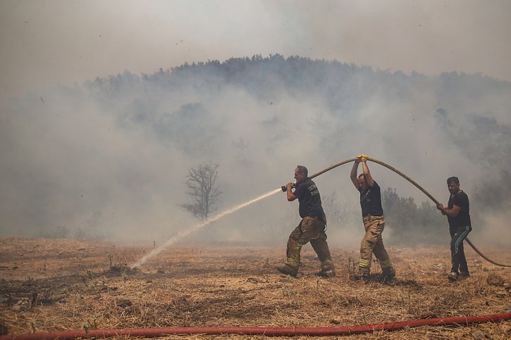 Plus de 4000 pompiers luttent sur le terrain pour contenir les feux en Turquie. © KEYSTONE/EPA/ERDEM SAHIN