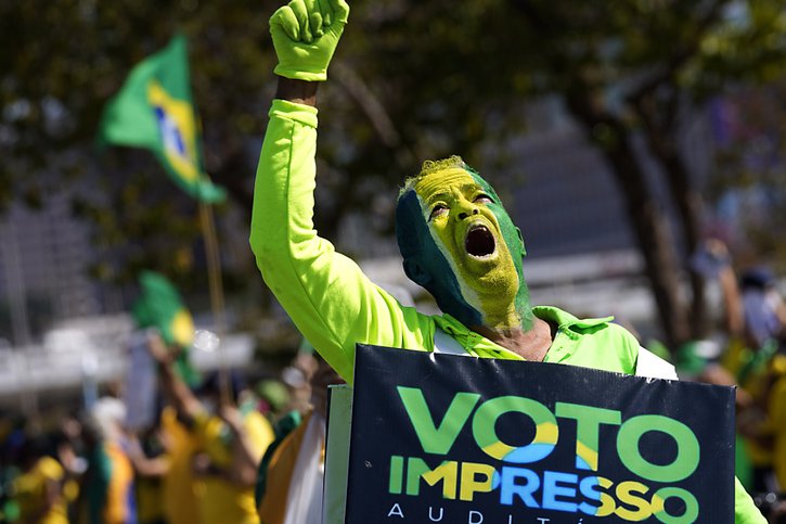 Dimanche, des manifestations pro-Bolsonaro ont réuni plusieurs milliers de personnes dans les grandes villes brésiliennes pour protester contre le système de vote électronique. © KEYSTONE/AP/Eraldo Peres