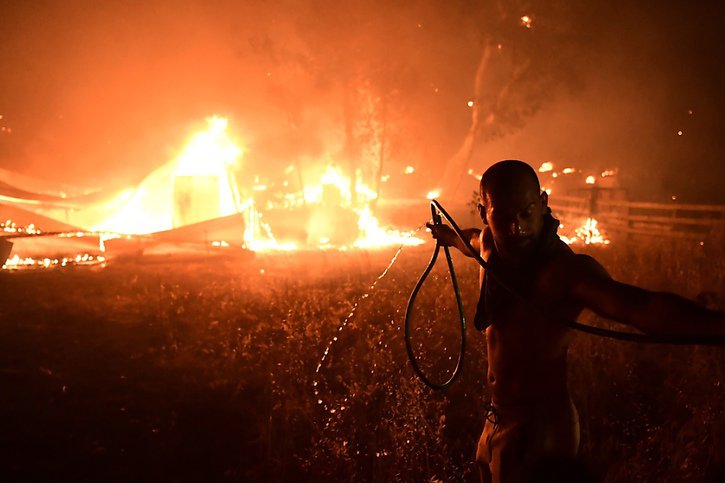 Depuis plusieurs jours, de nombreux pays autour de la Méditerranée font face aux incendies. Ici en Grèce, au nord d'Athènes. © KEYSTONE/AP/Michael Varaklas
