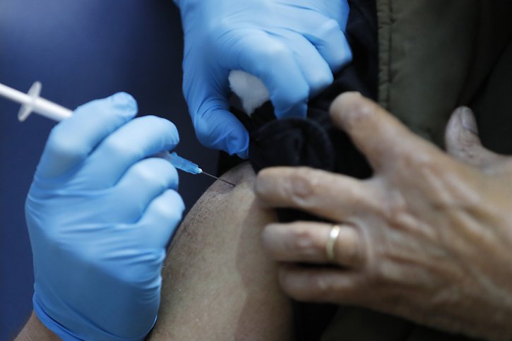 Selon l'étude, les personnes entièrement vaccinées ont moins de chance de transmettre le virus (image d'illustration). © KEYSTONE/AP POOL/FRANK AUGSTEIN