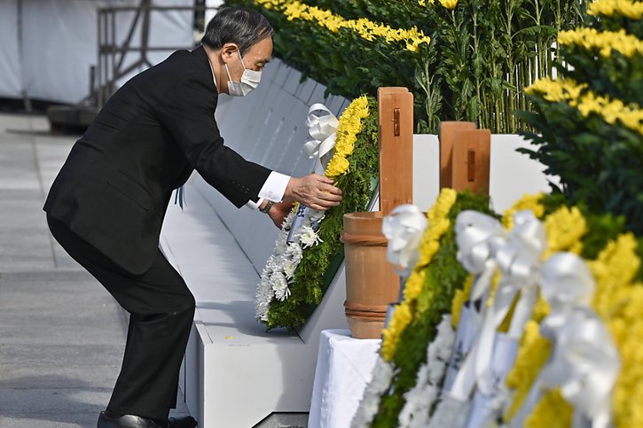 Le Pemier ministre japonais Yoshihide Suga a déposé une couronne de fleurs en hommage aux victimes de la bombe de Hiroshima. © KEYSTONE/AP