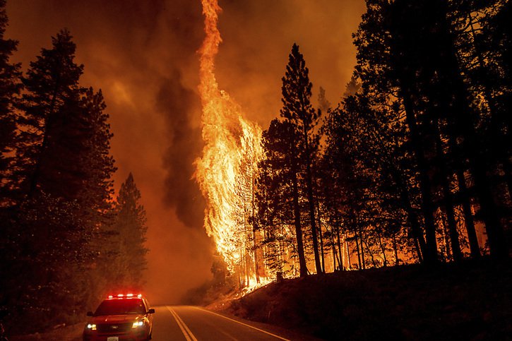 Le Dixie Fire, gigantesque brasier, est le troisième plus grand feu de l'histoire de la Californie (archives). © KEYSTONE/AP/Noah Berger