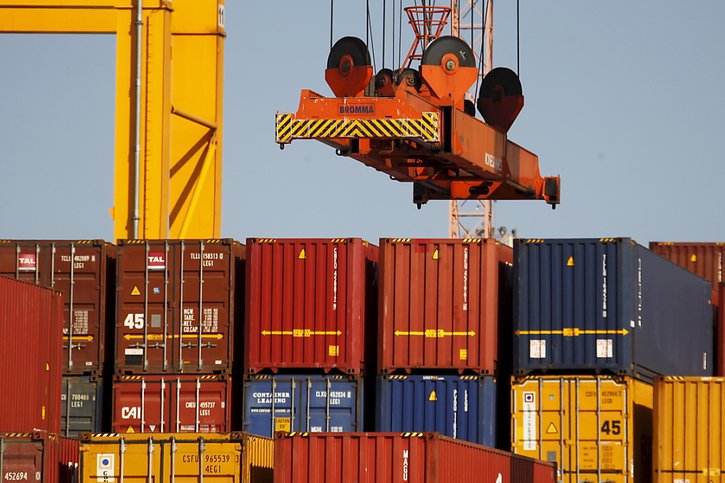 Les droits de douane sur certains produits industriels importés seront abolis, a décidé le Parlement (archives). © KEYSTONE/EPA/VALDA KALNINA