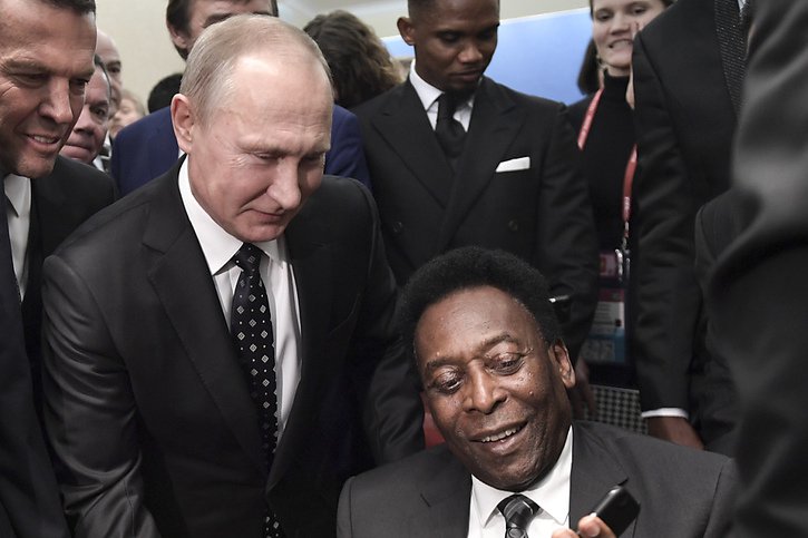 Pelé (ici avec Vladimir Poiutine en 2018) a donné des nouvelles sur Instagram. © KEYSTONE/AP Sputnik, Kremlin Pool/ALEKSEY NIKOLSKYI