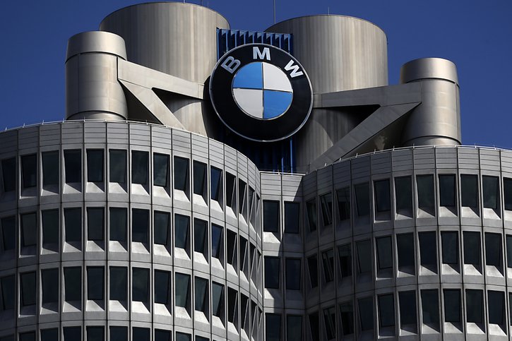 Les plaintes, déposées auprès des tribunaux de Stuttgart et Munich, sièges respectifs de Daimler et BMW,, avaient été annoncées début septembre par DUH et Greenpeace (archives). © KEYSTONE/AP/MATTHIAS SCHRADER