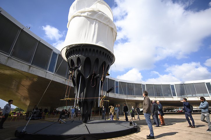 Le "Rohrwerk", une sculpture musicale de 45 mètres de haut, a été présenté à l'EPFL. © KEYSTONE/LAURENT GILLIERON