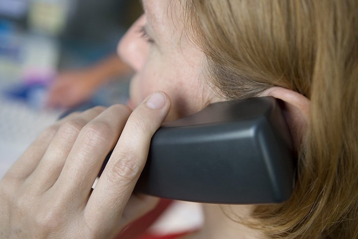 En France, une plateforme téléphonique et un site internet destinés aux victimes d'abus sexuels ont reçu des centaines d'appels et courriels après leur lancement mardi (photo symbolique). © KEYSTONE/GAETAN BALLY