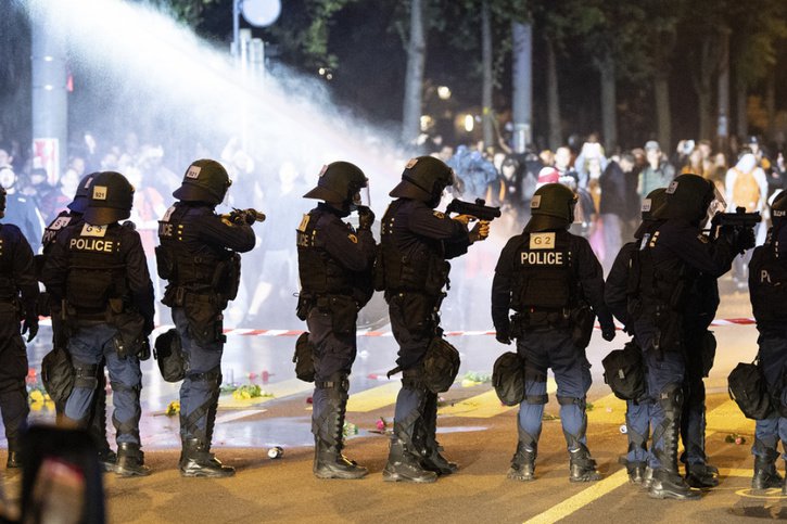 La police a fait usage de canons à eau et de balles en caoutchouc jeudi soir à Berne. © Keystone/PETER SCHNEIDER