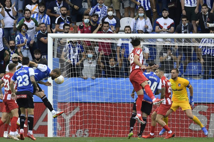 Victor Laguardia inscrit le but de la victoire pour Alavès contre l'Atletico Madrid. © KEYSTONE/AP/Alvaro Barrientos
