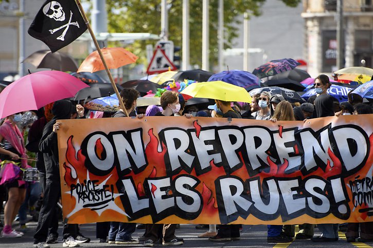 Entre 200 et 300 personnes ont défilé à Lausanne pour défendre "leur droit à manifester". © KEYSTONE/LAURENT GILLIERON