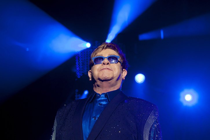 Elton John a plaidé au microphone pour que "personne ne soit laissé sur le bord du chemin" en cette période de crise sanitaire (archives). © KEYSTONE/EPA/TAL COHEN