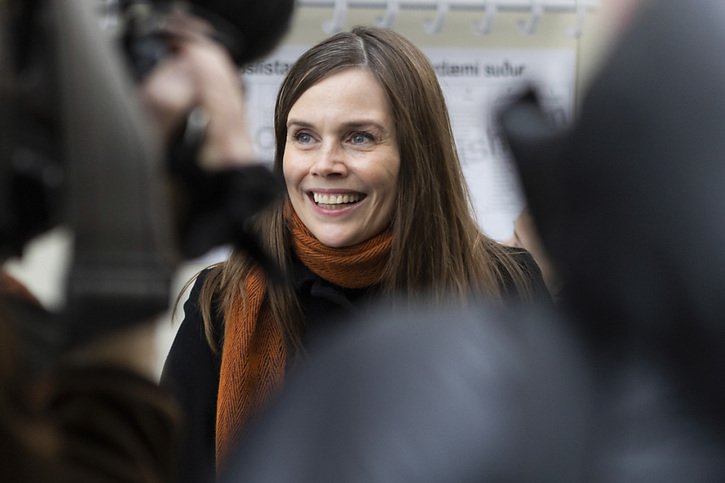 L'Islande a élu une majorité de femmes au Parlement, mais le parti de la Première ministre Katrin Jakobsdottir a reculé. © KEYSTONE/AP/Arni Torfason