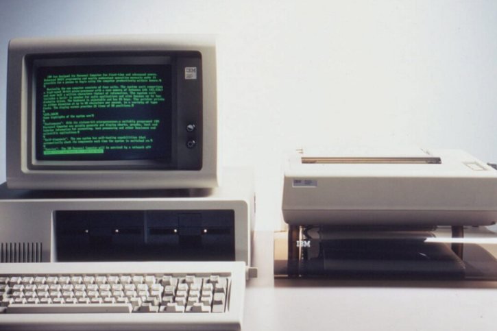 Un PC d'IBM datant de 1981: l'entreprise informatique américaine a été la première à équiper ses ordinateurs de baies à disquettes. © KEYSTONE/EPA/IBM/HO
