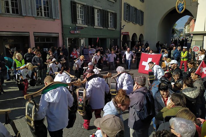 Les sonneurs de cloches étaient présents samedi à Baden pour une marche contre les mesures anti-Covid. © Thomas Gerber, Keystone-SDA