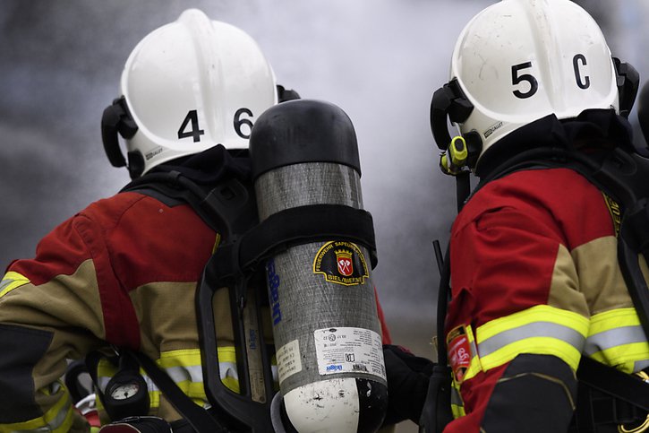 Des sapeurs-pompiers professionnels de la Ville de Bienne ont également été déployés pour lutter contre l'incendie qui a causé la mort de deux enfants à Leuzigen. Ils ont notamment déployé un grand ventilateur (photo symbolique). © KEYSTONE/ANTHONY ANEX