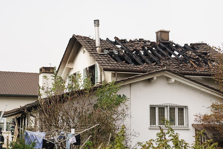 L'incendie d'une maison familiale dimanche soir dans la commune bernoise de Leuzigen, près de Bienne, a coûté la vie à deux enfants. Quatre autres personnes ont été légèrement blessées. © KEYSTONE/Manuel Lopez