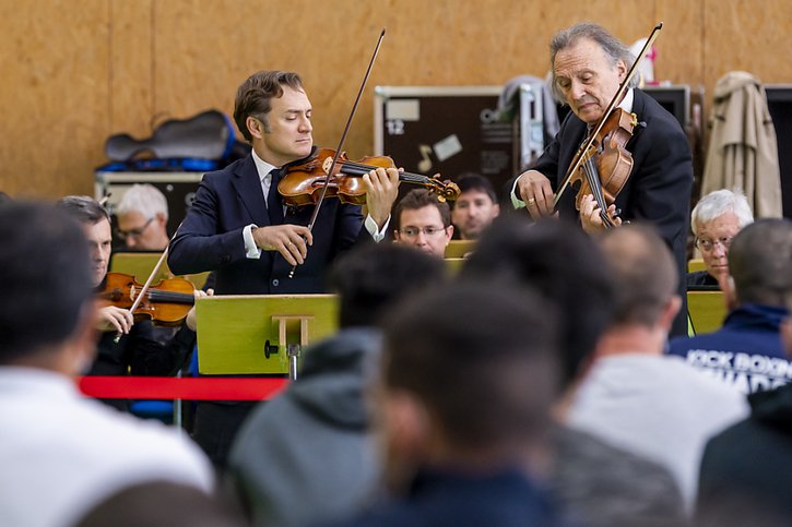 A l'origine du projet, le chef de l'OCL Renaud Capucon (au violon, à gauche), était accompagné par l'alto de Gérard Caussé. © KEYSTONE/JEAN-CHRISTOPHE BOTT