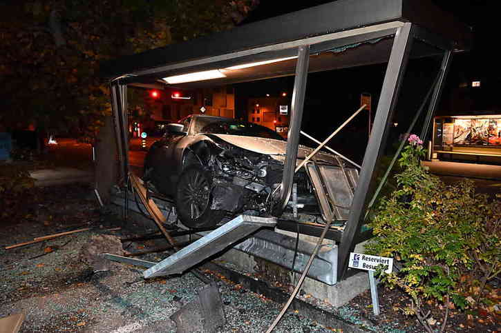 La voiture a totalement démoli cet arrêt de bus à Nideruzwil (SG). © Police cantonale SG
