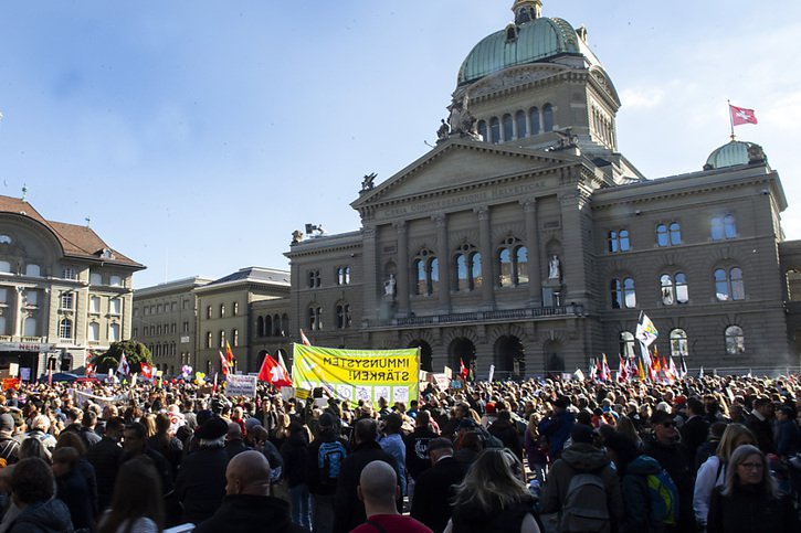 Des milliers d'opposants aux mesures contre le coronavirus se sont rassemblées samedi à Berne pour une manifestation nationale. La ville avait autorisé l'évènement. © KEYSTONE/PETER SCHNEIDER