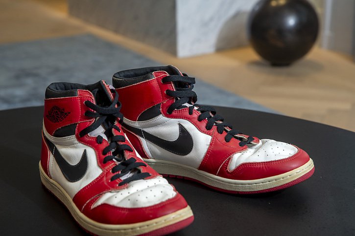 Les baskets Nike Air portées par Michael Jordan sont devenues iconiques aussi bien sur le terrain qu'en dehors (archives). © KEYSTONE/SALVATORE DI NOLFI