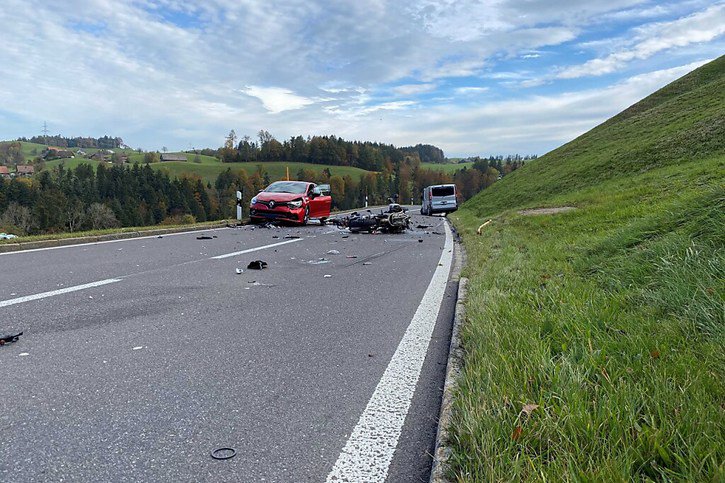 Un motocycliste est décédé lundi sur la route à Finstersee ZG après une collision frontale avec une camionnette. © Zuger Polizei
