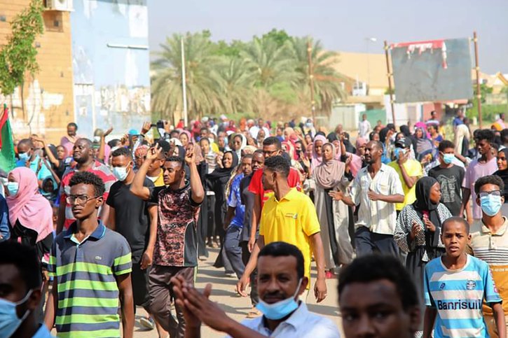 Des milliers de Soudanais sont descendus dans les rues de Khartoum lundi pour protester contre le coup d'Etat militaire et l'arrestation de nombreux dirigeants. © KEYSTONE/AP/Ashraf Idris
