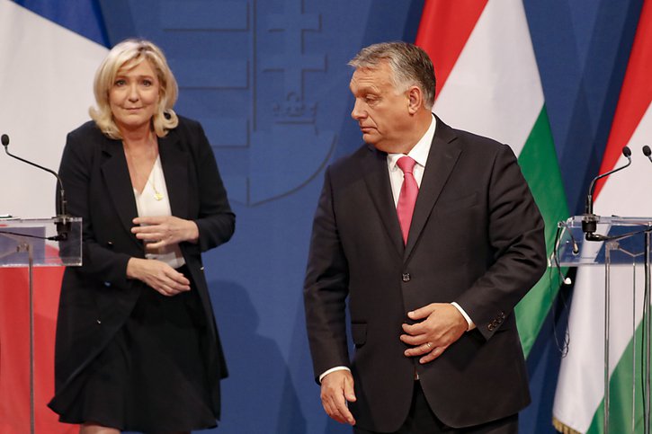 Quelques jours après son concurrent Eric Zémour, Marine Le Pen est allé rencontrer le premier ministre hongrois Viktor Orban. Homme fort de l'extrême droite européenne, celui-ci dira-t-il sa préférence entre les deux candidate ou candidat virtuel de l'extrême droite française. © KEYSTONE/AP/Laszlo Balogh