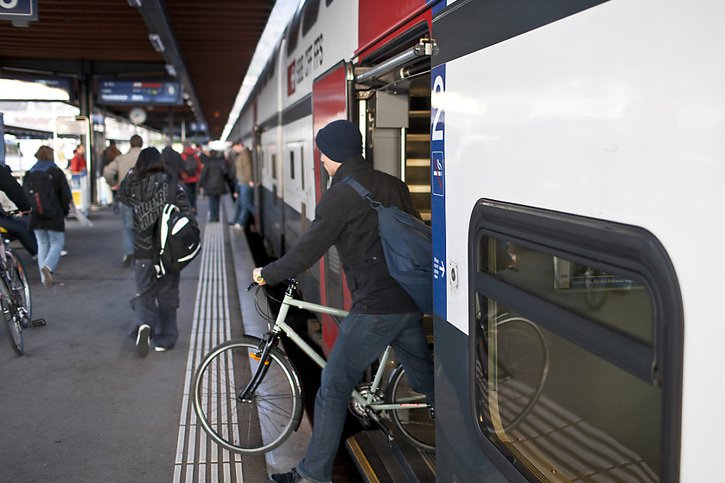 Les CFF offriront plus de places pour les  vélos dans les trains dès 2022 (archives). © KEYSTONE/GAETAN BALLY
