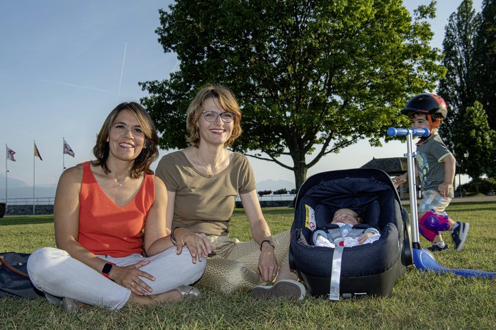 Graciela Torres (à gauche) attend impatiemment que sa démarche d’adoption intrafamiliale de leur premier enfant de deux ans soit finalisée.  © Jean-Bernard Sieber