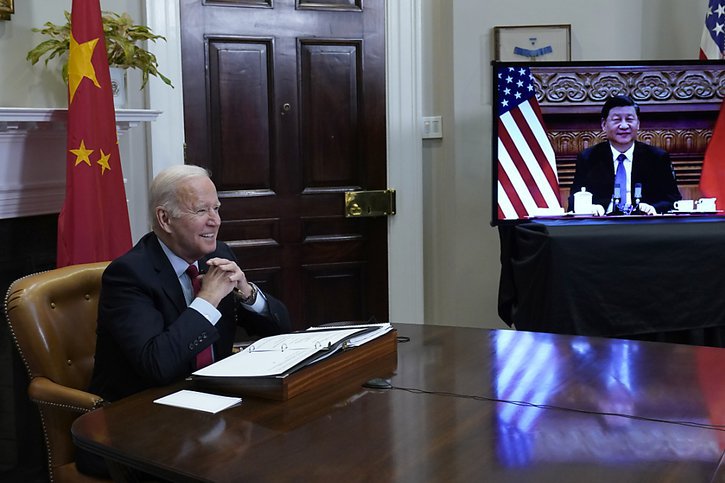 C'est le premier échange entre Joe Biden et Xi Jinping par écrans interposés. © KEYSTONE/AP/Susan Walsh