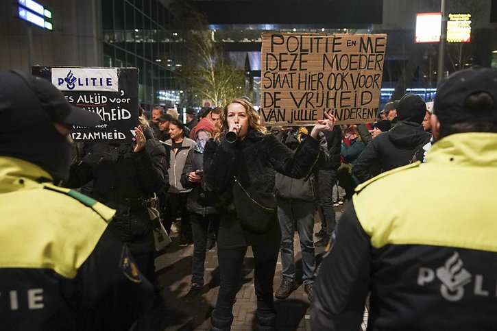 Plusieurs policiers ont été blessés samedi à La Haye dans des heurts avec les protestataires. © KEYSTONE/EPA/Jeroen Jumelet
