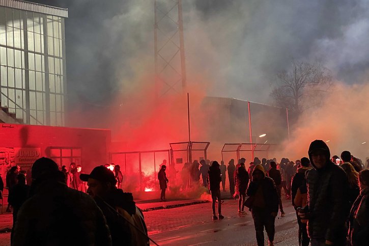Un match de football à Leeuwarden a été brièvement interrompu après que des supporters, interdits de stade en raison des restrictions anti-Covid-19, ont lancé des feux d'artifice vers le sol. © KEYSTONE/EPA/AS MEDIA