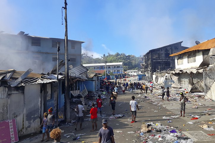 Des milliers de personnes s'en sont pris vendredi au quartier chinois de Honiara, capitale des Iles Salomon. © KEYSTONE/AP/Piringi Charley