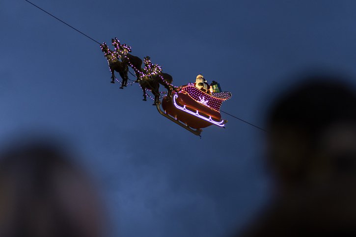 Le père Noël et son traineau au-dessus de la foule n'a pas été oublié. © KEYSTONE/CYRIL ZINGARO
